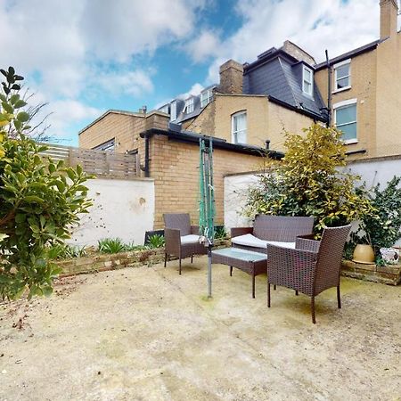 Cheerful 4 Bedroom Victorian House With Back Courtyard London Exterior foto